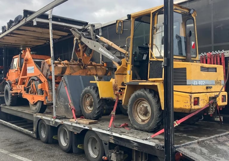 Radlader auf Tieflader mit Zubehör für Transport