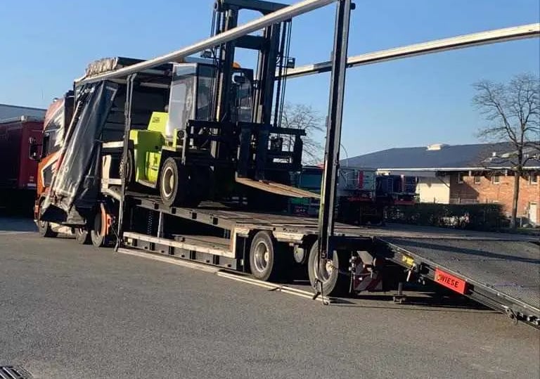 Stapler mit Überhöhe auf Tieflader