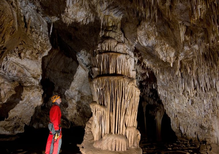 Espeleología en cuevas de Andalucía