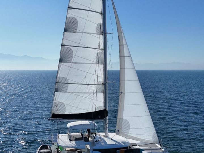 ALL WAVES LATE, CTAMARAN LAGOON 47 FT