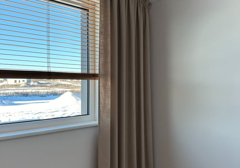 medines žaliuzės ir naktinės lengvos užuolaidos