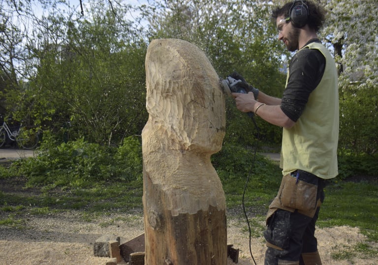 SANCHO SCULPTURE TALLANDO MADERA