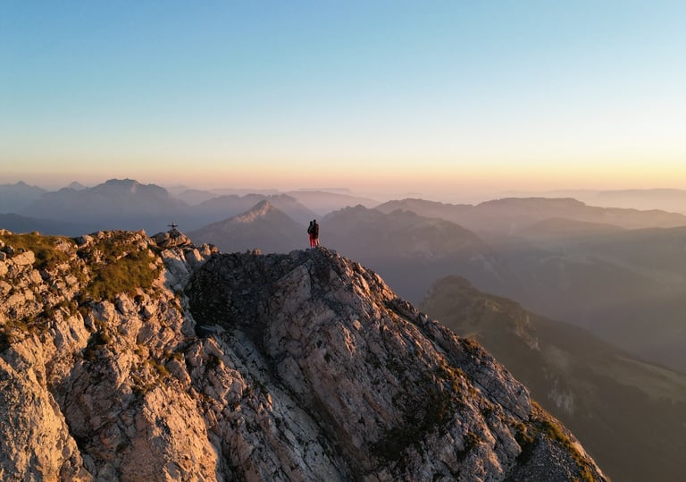 Prise de vue aérienne par drone dans les Alpes – Montagne en Drone