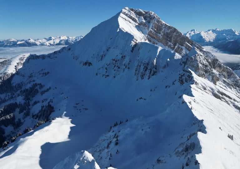 Prise de vue aérienne par drone dans les Alpes – Montagne en Drone