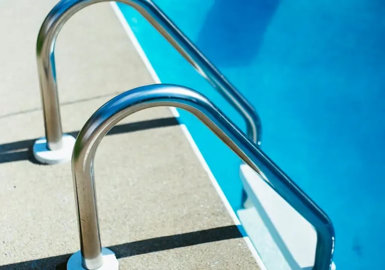 Raccordement électrique de moteur de piscine et thermopompe à Montréal.