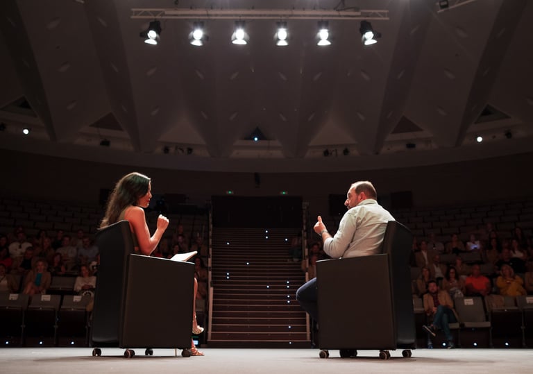 María Lázaro haciendo una entrevista en el escenario