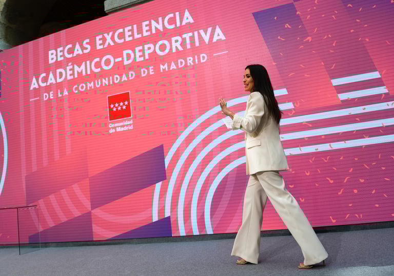 María Lázaro presentando un evento institucionall