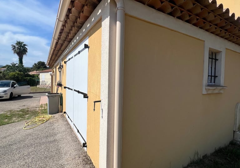 maison avec gouttière beige 