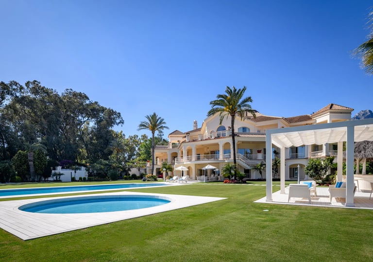 Beachfront villa with gardens in Marbella