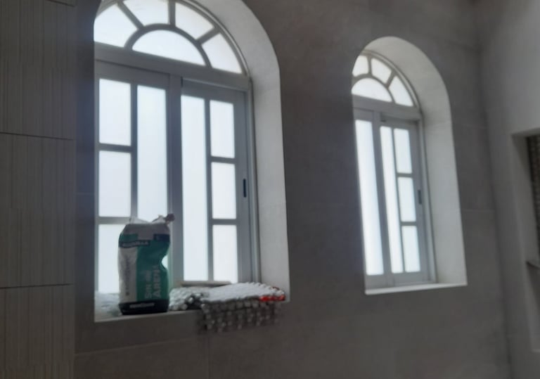 diseños de ventanas de aluminio modernos y elegantes con curvas y cristal esmerilado
