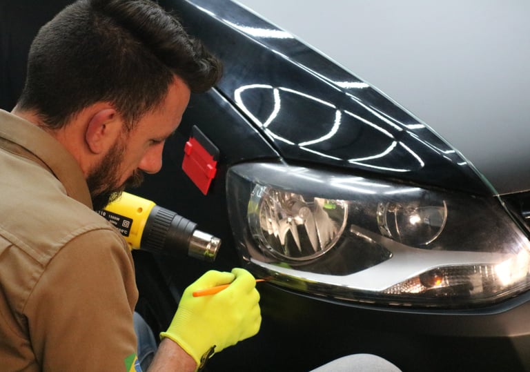 a man in a yellow glove is using a drillet to wrap car