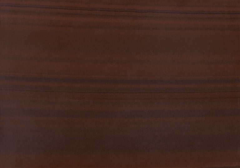 Tamsiai ruda medienos tekstūra su sodriais raudonmedžio tonais ir horizontaliais medienos raštais.