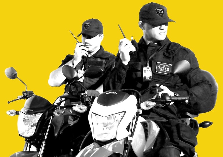 Equipe de segurança com motocicletas e rádios