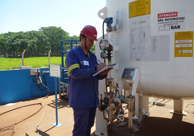 Técnico realizando levantamento de NR13 e manutenção preventiva em um tanque criogênico.