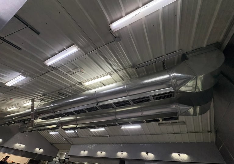 Sistema de balanceo de aire fabricado en acero galvanizado en el techo de un restaurante