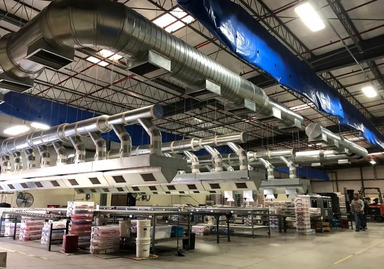 Fábrica industrial con grandes ductos metálicos galvanizados de HVAC y sistemas de ventilación