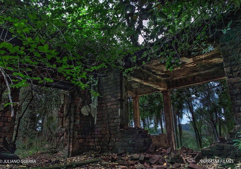 Ruínas do antigo Hotel Rádio em Araxá, um marco histórico que testemunhou a ascensão e queda de um d