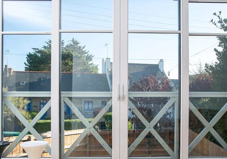 Menuiserie coulissante en bois qualité premium blanche moderne à Toulouse par LB Menuiserie