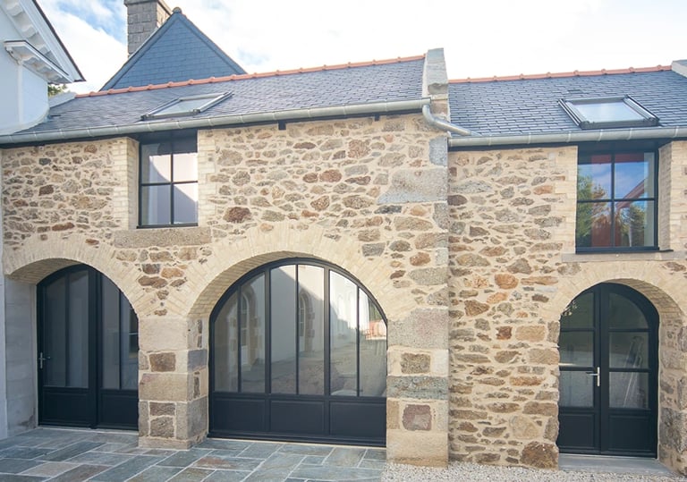 Menuiserie bois cintrée sur mur en pierres Castelnau d'estretefunds par LB Menuiserie