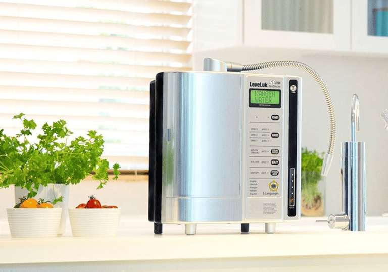 Equipamento Enagic Leveluk Platinum em uma bancada moderna