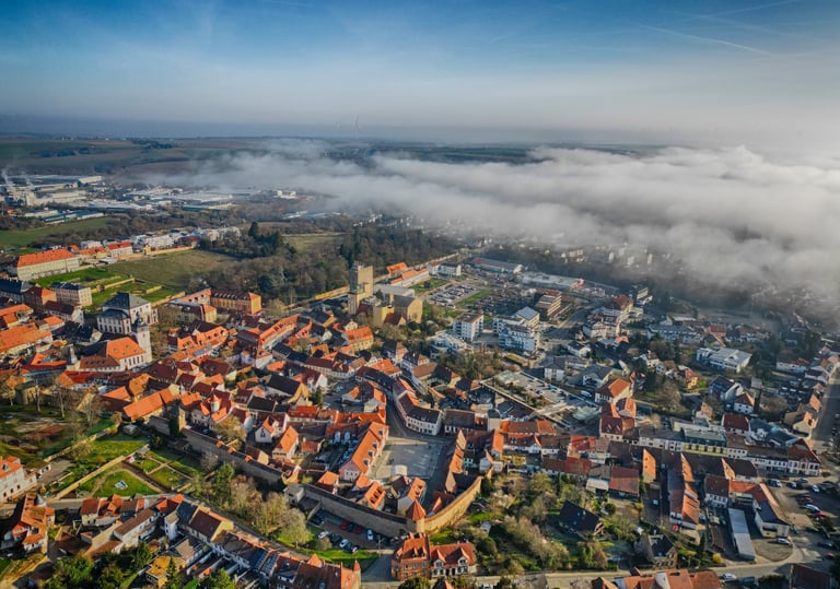 Luftbild der kleinen Residenz Kirchheimbolanden mit der Altstadt im Fokus und Teile im Nebel