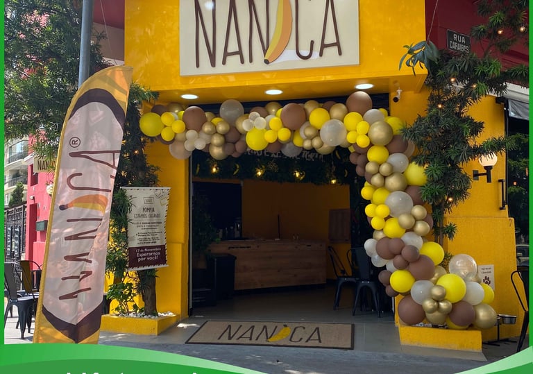 Arco de balões decorando fachada de loja para inauguração e promoção especial