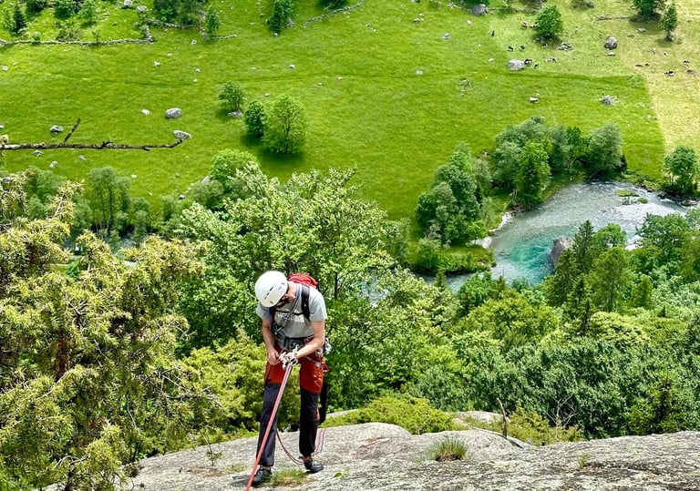 Calata in corda doppia in Val di Mello