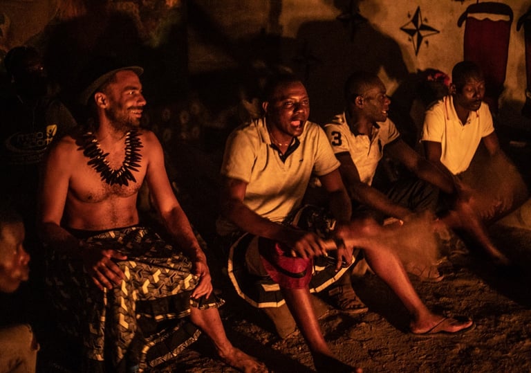 Veillée culturelle autour du feu à MIKOUMOU VILLAGE.