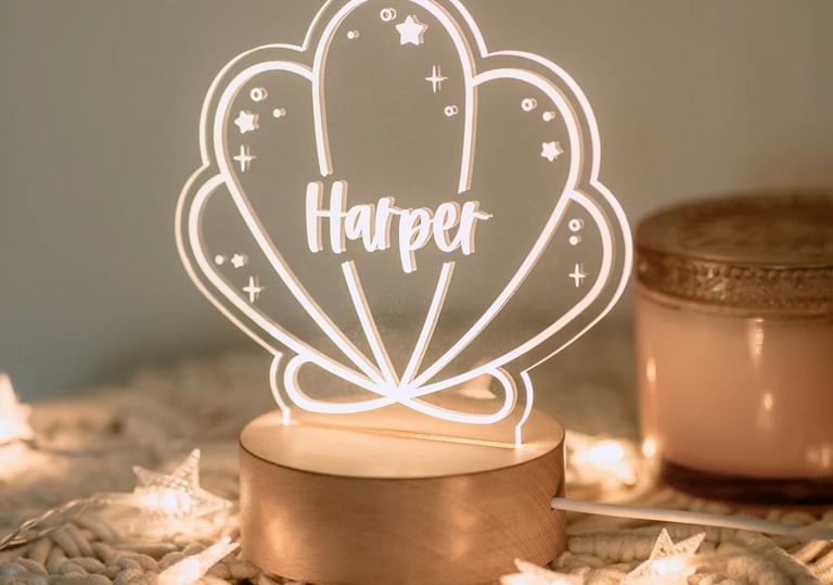 naktine led lempa ispjauta is skaidraus akrilo su isgraviruotu vardu