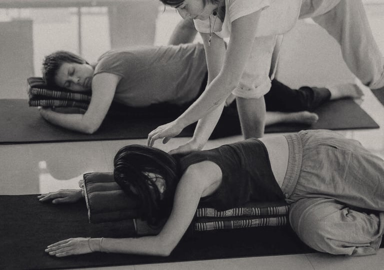 Restorative Yoga mit achtsamer Massagebegleitung