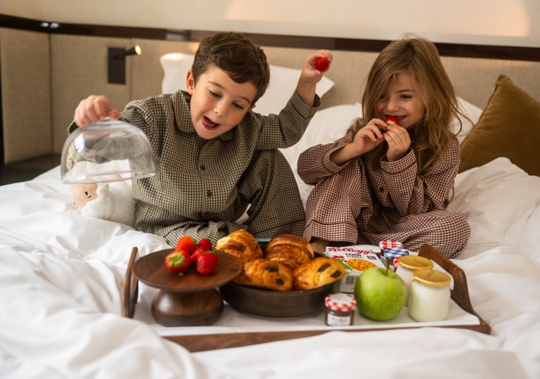 Enfants dans une chambre de l'hôtel Mondovi Luxury SUites