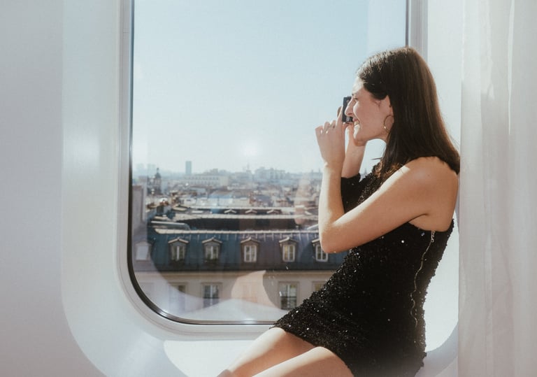 Femme prenant des photos dans une chambre de l'hôtel Renaissance Paris République