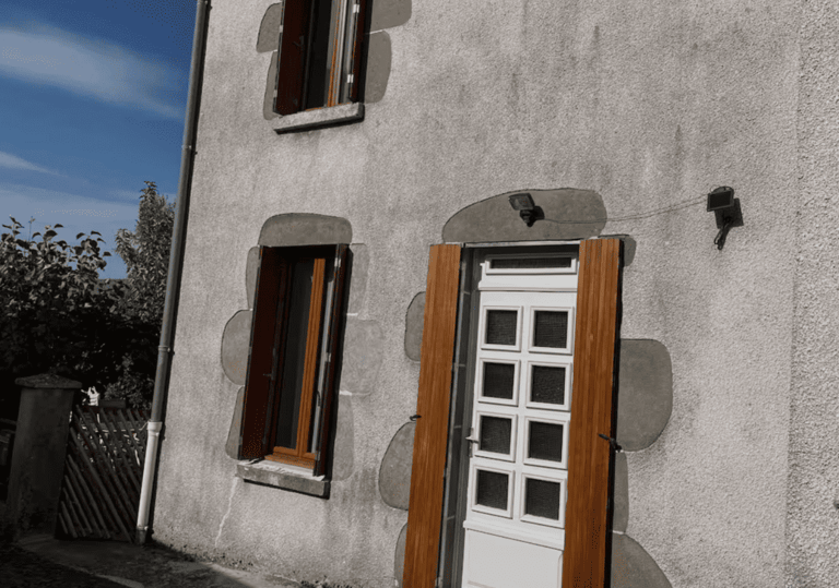 Maison auvergnate, la porte et les fenêtres avec les volets en bois