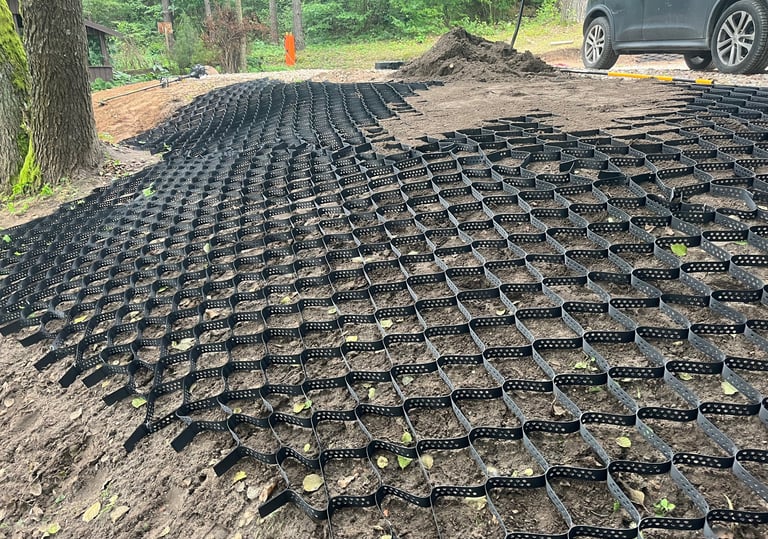 Tvirtinamas šlaitas naudojant geokorį