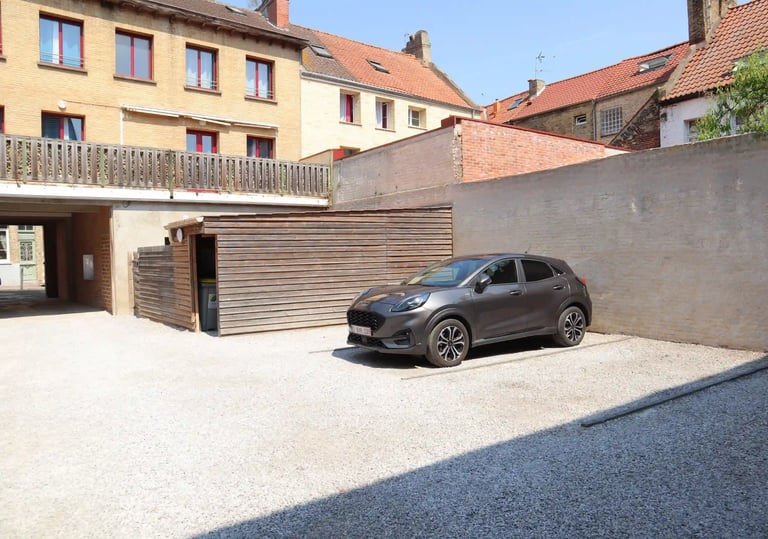 Parking privé sécurisé attenant au logement en centre-ville