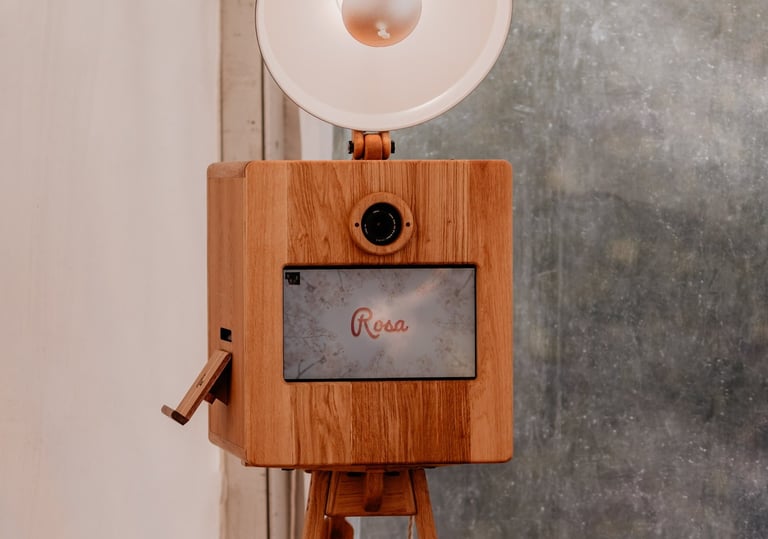 Photobooth en bois clair sur trépied avec éclairage circulaire, modèle Rosa, idéal pour les mariages