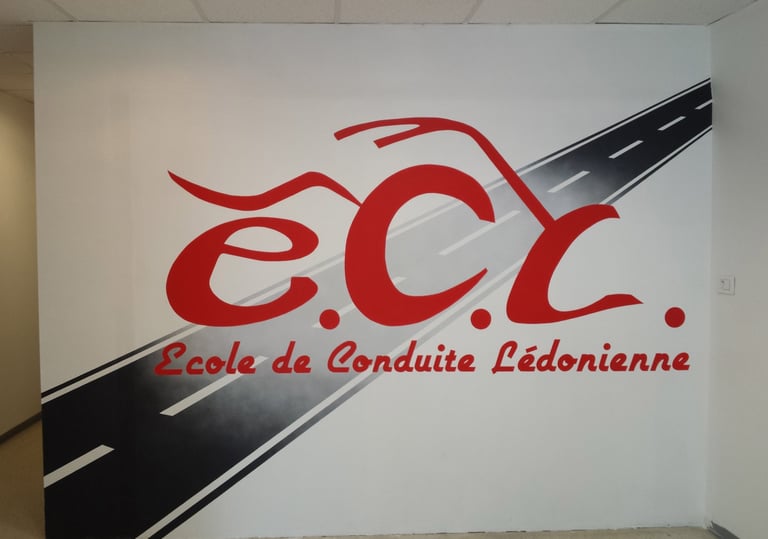 Illustration et logo peint sur mur intérieur pour une école de conduite à Lons-le-Saunier (39).