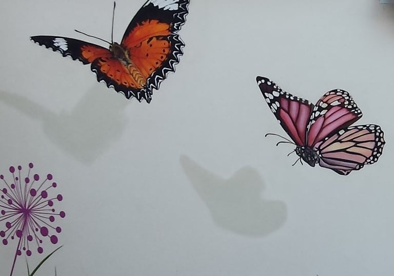 Détail d'une fresque murale extérieure: un beau papillon orangé vole. Lons-le-Saunier, Jura, 39.
