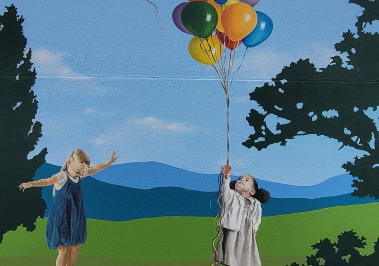 Détail d'une fresque murale: une fillette, debout, joue sur un muret. Chaufferie, Viry, Jura, 39.