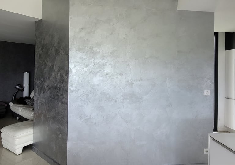 Enduit effet métal sur mur, intérieur contemporain. Franche-Comté