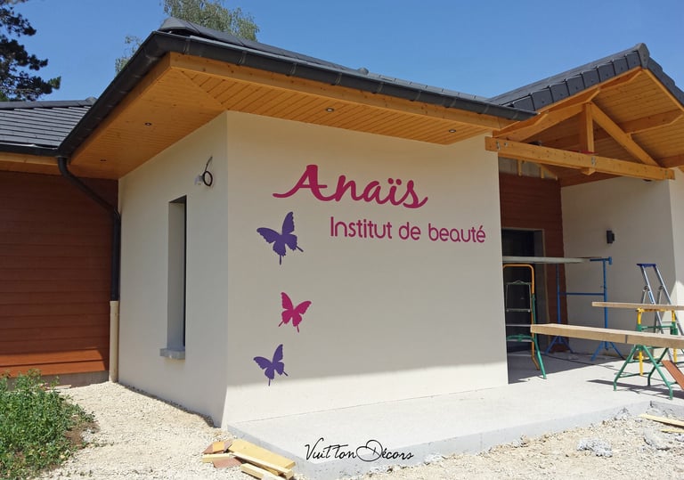 Enseigne d'institut de beauté peinte directement sur crépi façade à Saint Lupicin (39).