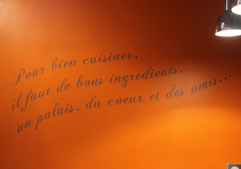 Phrase, lettrage décoratif peint sur mur intérieur, idéal pour votre restaurant ou votre déco.