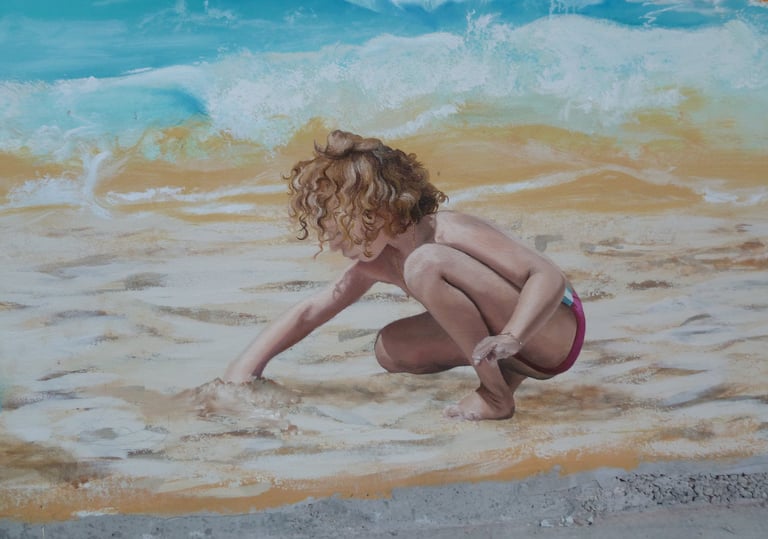 Détail fresque murale: un enfant accroupi joue dans le sable d'une plage. Plottes (71).