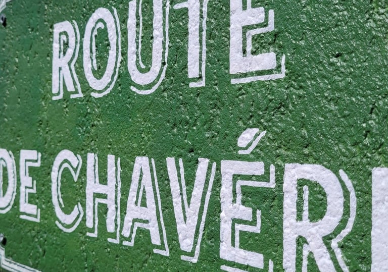 Panneau de rue vert peint directement sur crépi de façade, Jura (39)