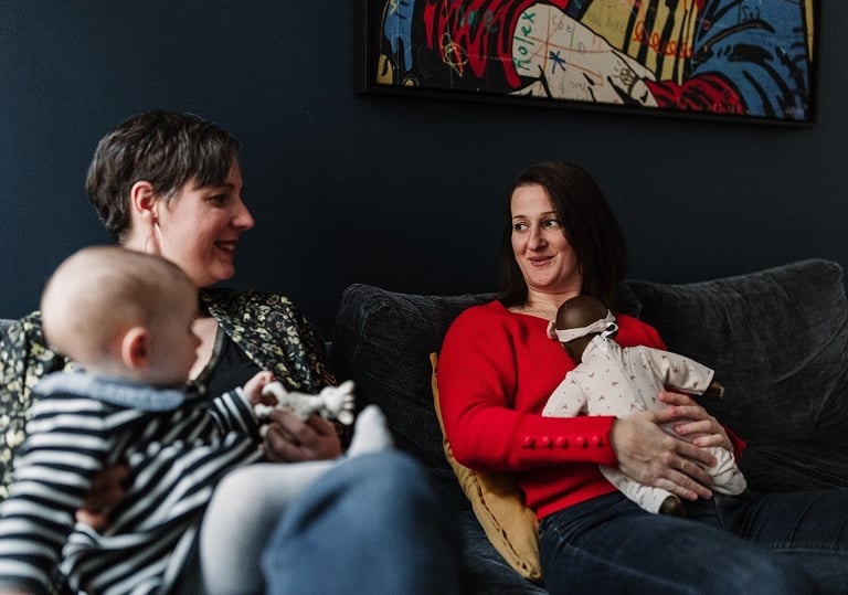 Aline Multon en séance de soutien à l'allaitement avec une famille