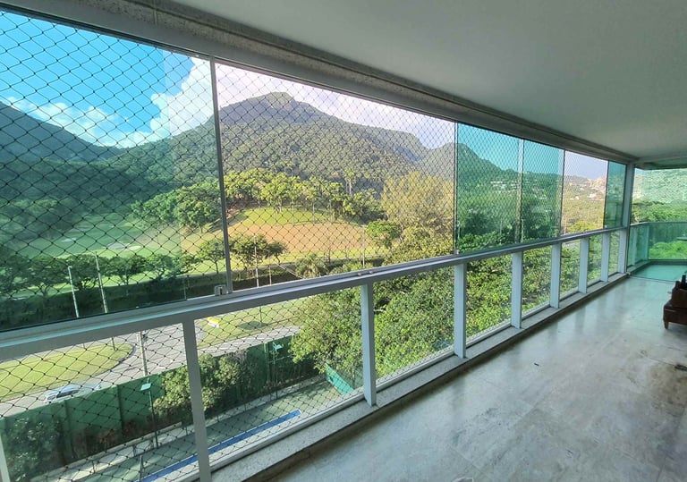 Varanda com tela de proteção instalada para crianças e gatos