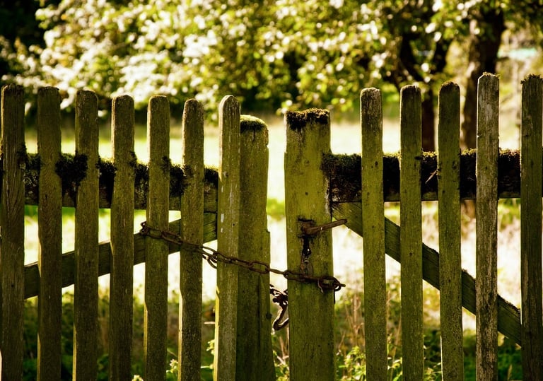 Alte hölzerne Gartenpforte