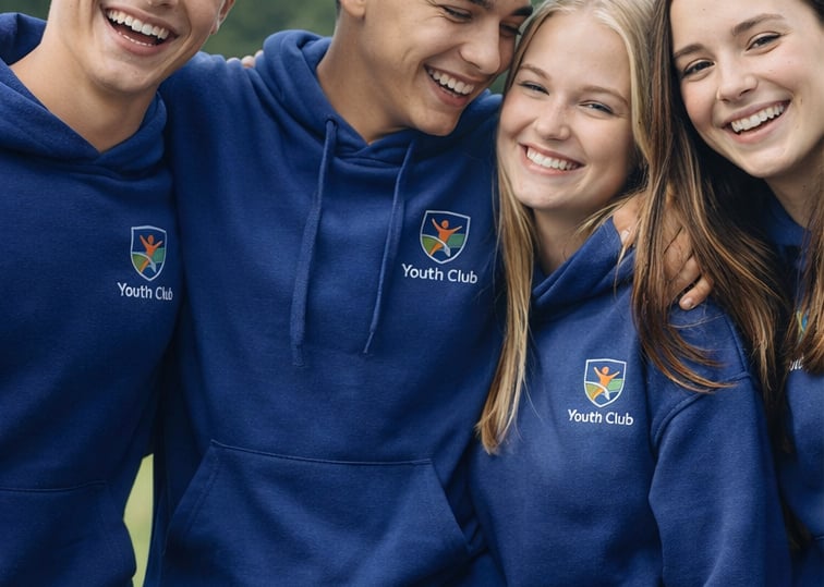 Groep jongeren met geborduurde en gepersonaliseerde sweaters