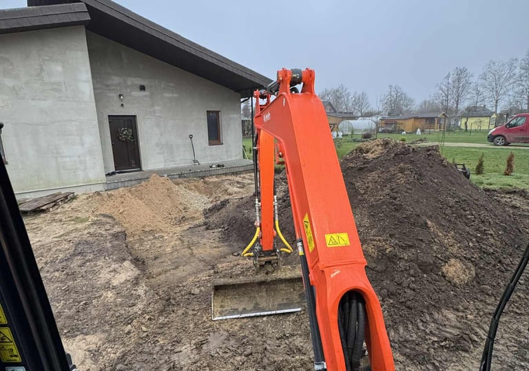 Pirmiausia nuimamas augalinis sluoksnis (juodžemis) iki kieto grunto (molio ar smėlio)