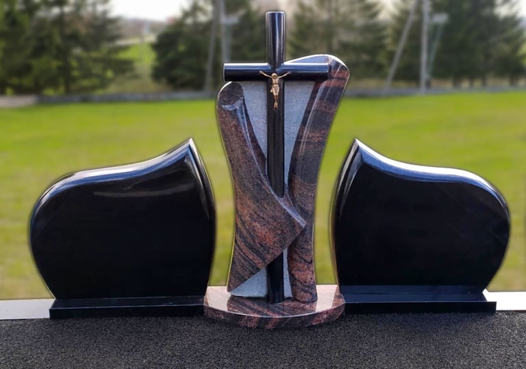 Trijų dalių paminklas su moderniu kryžiu viduryje